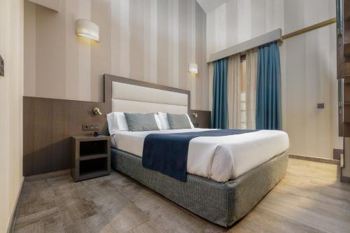 Habitación Triple con terraza del hotel Reina Cristina. Foto 3