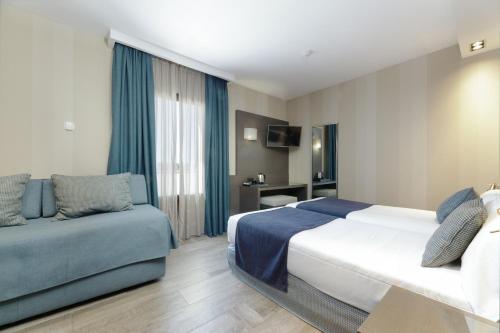 Habitación Triple con terraza del hotel Reina Cristina. Foto 4