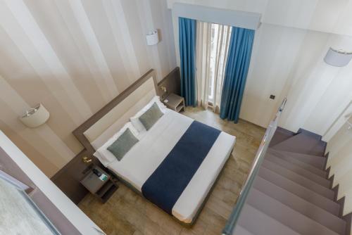 Habitación Triple con terraza del hotel Reina Cristina. Foto 5