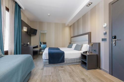 Habitación Triple con terraza del hotel Reina Cristina. Foto 8