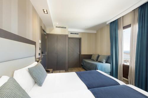 Habitación Triple con terraza del hotel Reina Cristina. Foto 9