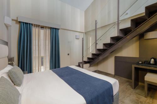 Habitación Triple con terraza del hotel Reina Cristina. Foto 10