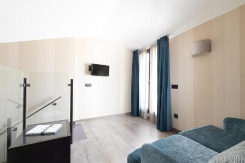 Habitación Triple con terraza del hotel Reina Cristina. Foto 11