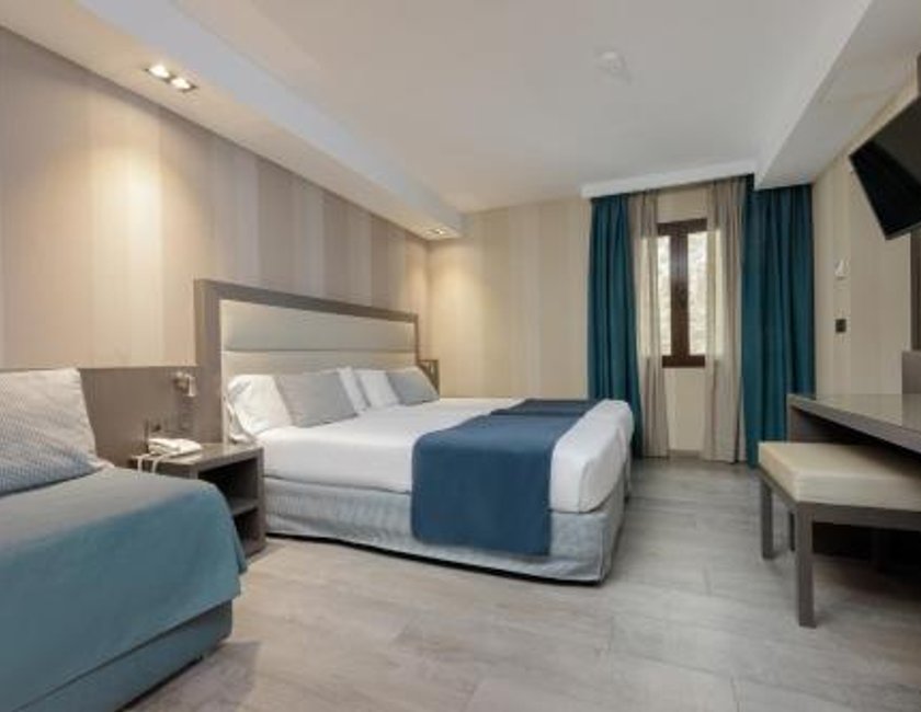 Habitación Triple del hotel Reina Cristina