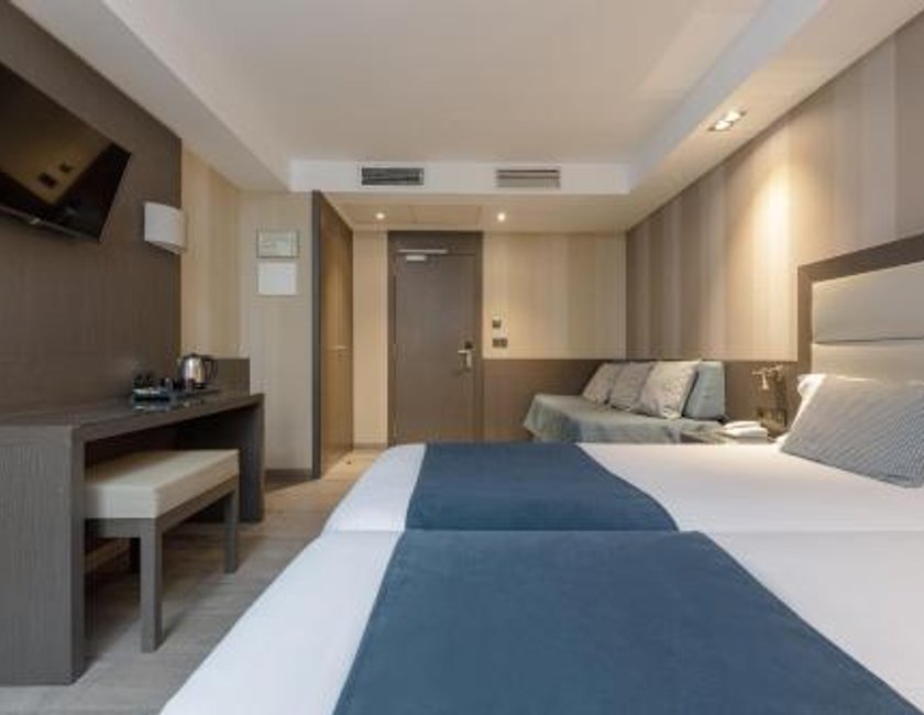 Habitación Triple del hotel Reina Cristina. Foto 4