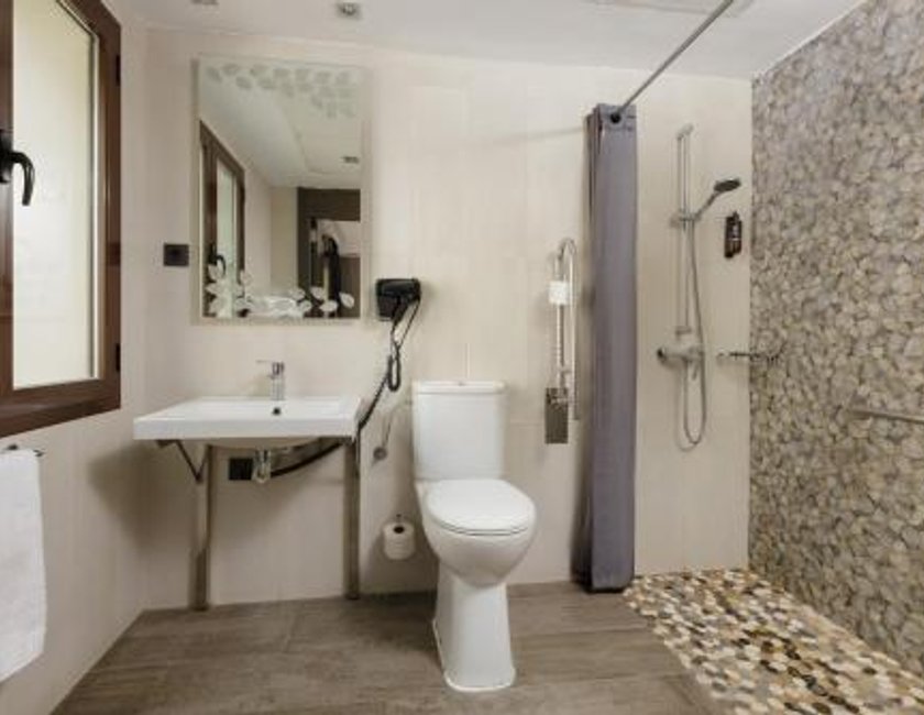 Habitación Triple del hotel Reina Cristina. Foto 5