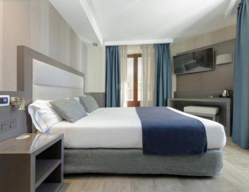 Suite con Balcón del hotel Reina Cristina. Foto 4