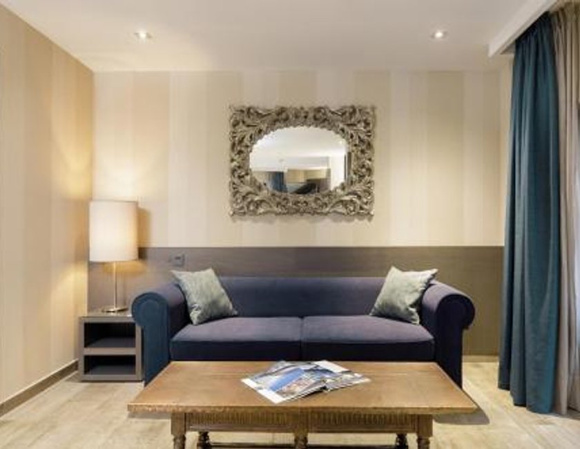 Suite con Balcón del hotel Reina Cristina. Foto 9