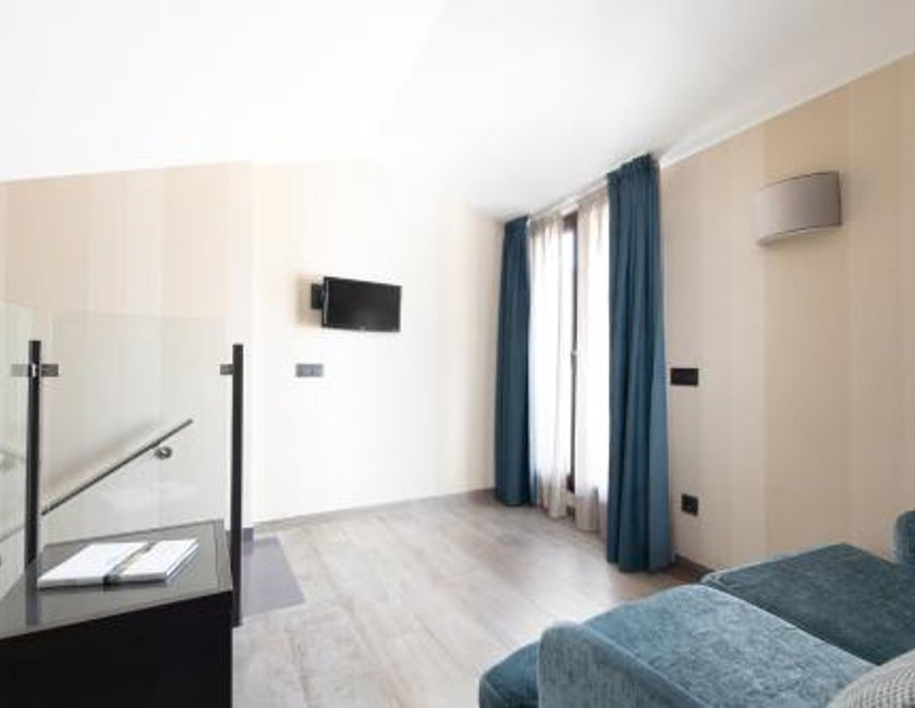 Habitación Triple con terraza del hotel Reina Cristina. Foto 11