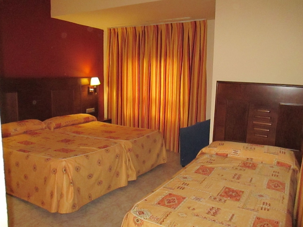 Habitación Triple del hotel Perales