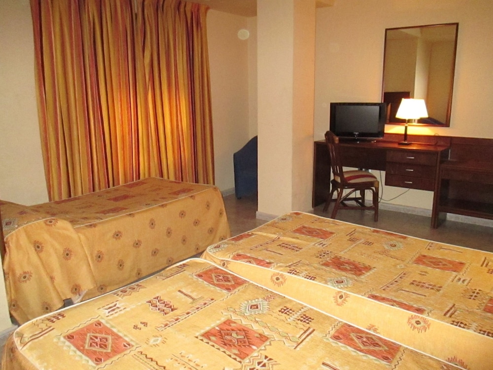 Habitación Triple del hotel Perales. Foto 1