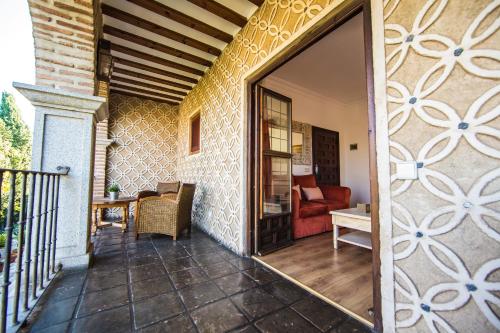 Suite con cama extragrande del hotel Hacienda Del Cardenal