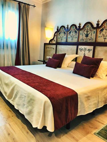 Suite con cama extragrande del hotel Hacienda Del Cardenal. Foto 1
