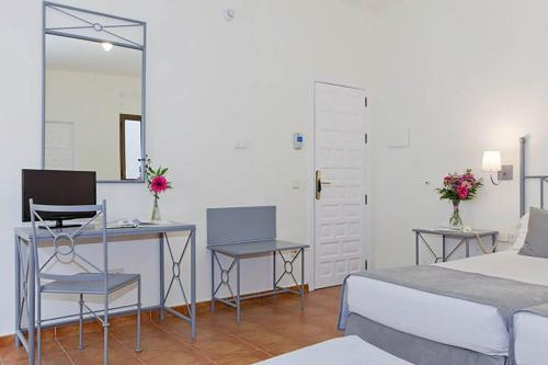 Habitación Triple del hotel Sercotel Toledo Imperial. Foto 1