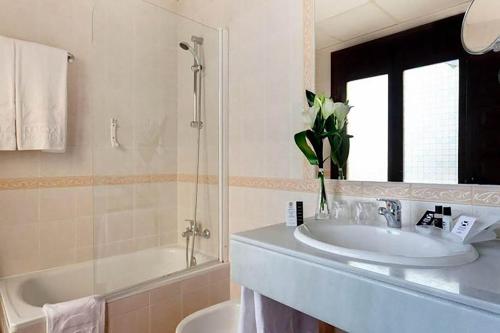 Habitación Triple del hotel Sercotel Toledo Imperial. Foto 2