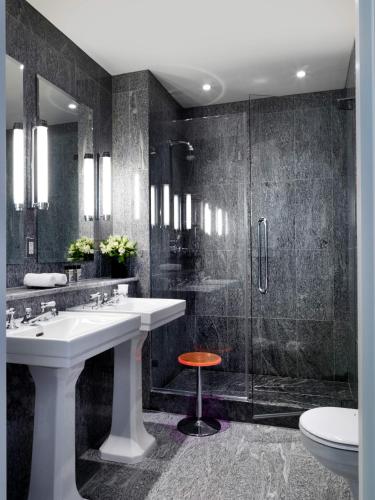 Habitación Superior con cama extragrande del hotel CROSBY STREET. Foto 1