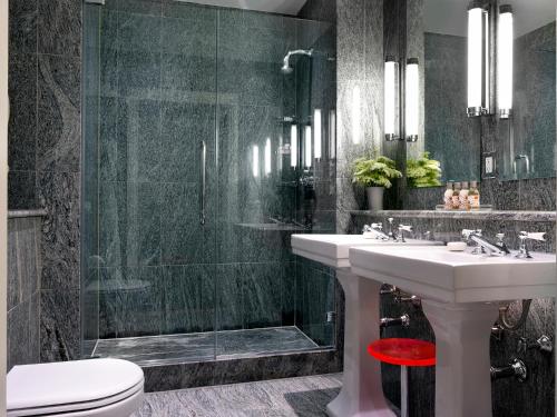 Habitación Deluxe con cama extragrande del hotel CROSBY STREET. Foto 1