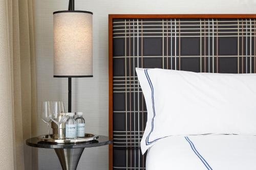 Habitación con cama extragrande. del hotel The Godfrey Boston. Foto 1