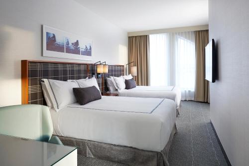 Habitación con 2 camas grandes del hotel The Godfrey Boston. Foto 1
