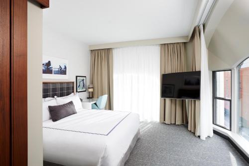 Habitación Doble Ejecutiva esquinera con cama grande del hotel The Godfrey Boston. Foto 1