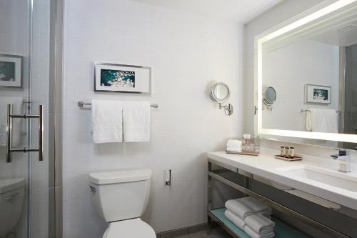 Estudio con cama extragrande y sofá cama del hotel The Godfrey Boston. Foto 3