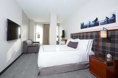 Estudio con cama extragrande y sofá cama del hotel The Godfrey Boston. Foto 4