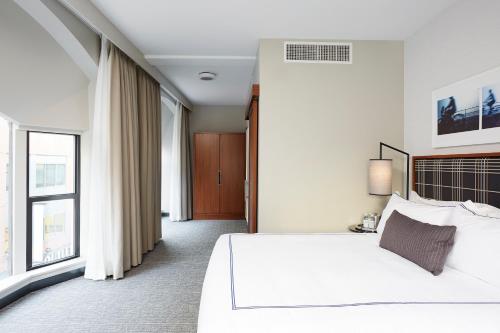 Alojamiento Loft Esquinero con cama extragrande del hotel The Godfrey Boston. Foto 1