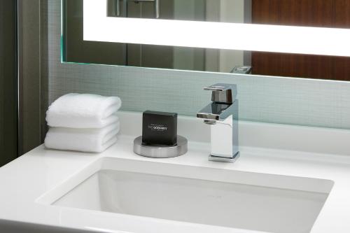 Habitación con cama extragrande - Adaptada para personas de movilidad reducida del hotel The Godfrey Boston. Foto 2