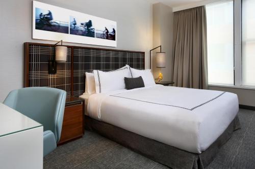 Habitación con cama extragrande - Adaptada para personas de movilidad reducida del hotel The Godfrey Boston. Foto 3