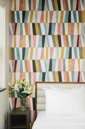 Habitación Orchard Queen con cama grande del hotel Orchard Street Hotel. Foto 4