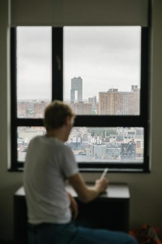 Habitación Premier con cama grande y vistas a la ciudad del hotel Orchard Street Hotel. Foto 7