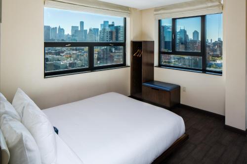 Habitación Premier con cama grande y vistas a la ciudad del hotel Orchard Street Hotel. Foto 1