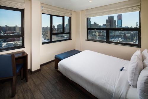 Habitación Premier con cama grande y vistas a la ciudad del hotel Orchard Street Hotel. Foto 4