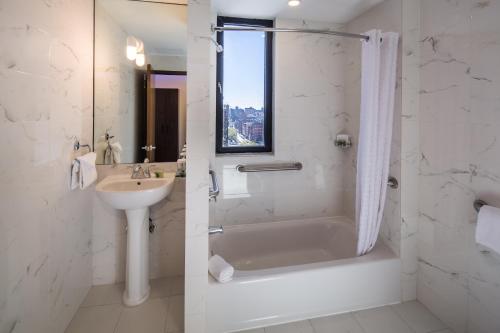 Habitación Premier con cama grande y vistas a la ciudad del hotel Orchard Street Hotel. Foto 6