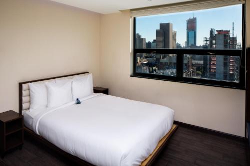 Habitación Orchard Queen con cama grande del hotel Orchard Street Hotel. Foto 3