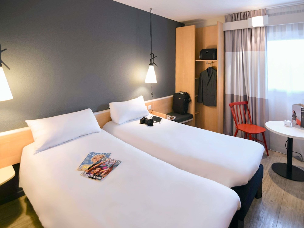 Habitación estándar con 2 camas individuales del hotel Ibis Nantes La Beaujoire Parc Expo. Foto 2