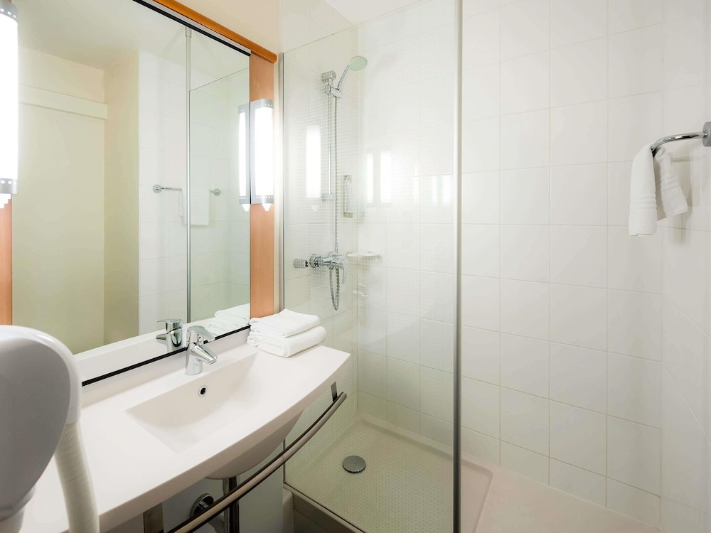 Habitación estándar con 1 cama doble + 1 cama individual del hotel Ibis Nantes La Beaujoire Parc Expo. Foto 7