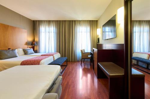 Habitación Triple del hotel Catalonia El Pilar. Foto 1