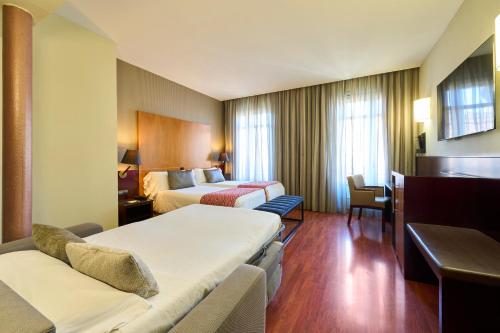 Habitación Triple del hotel Catalonia El Pilar. Foto 3