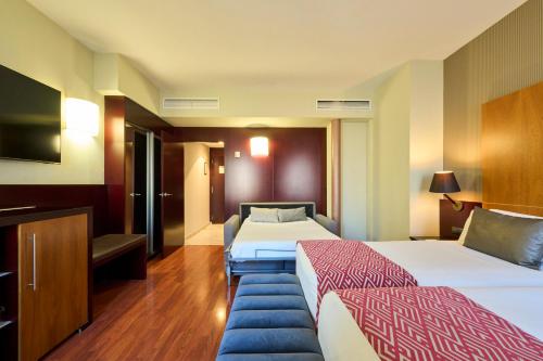 Habitación Triple del hotel Catalonia El Pilar. Foto 4