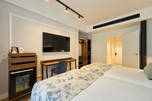 Habitación Triple Premium del hotel Catalonia El Pilar. Foto 3