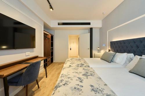 Habitación Triple Premium del hotel Catalonia El Pilar. Foto 4