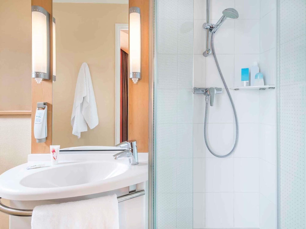 Habitación Standard con 2 camas individuales del hotel Ibis Nantes Centre Tour Bretagne. Foto 4