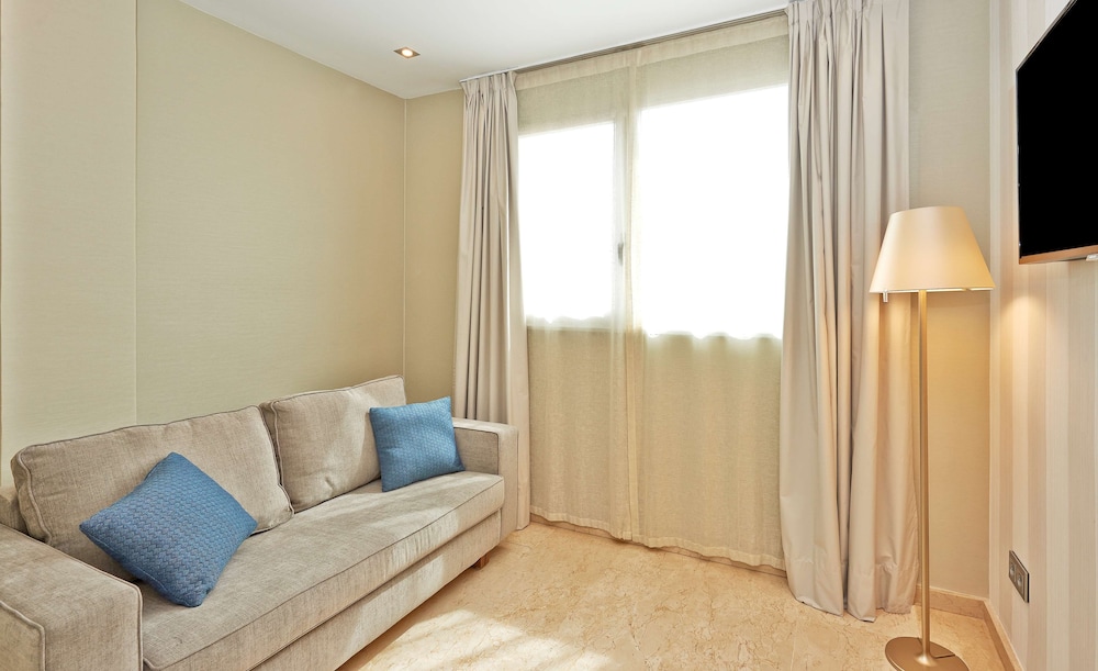 Habitación familiar (View) del hotel Nh Ciudad De Zaragoza. Foto 6