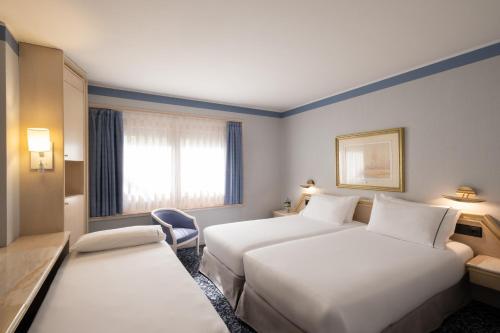 Habitación Doble con cama supletoria del hotel Exe Boston. Foto 1