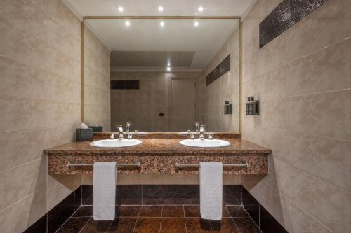 Habitación Doble con sala de estar - 1 o 2 camas del hotel Exe Boston. Foto 2