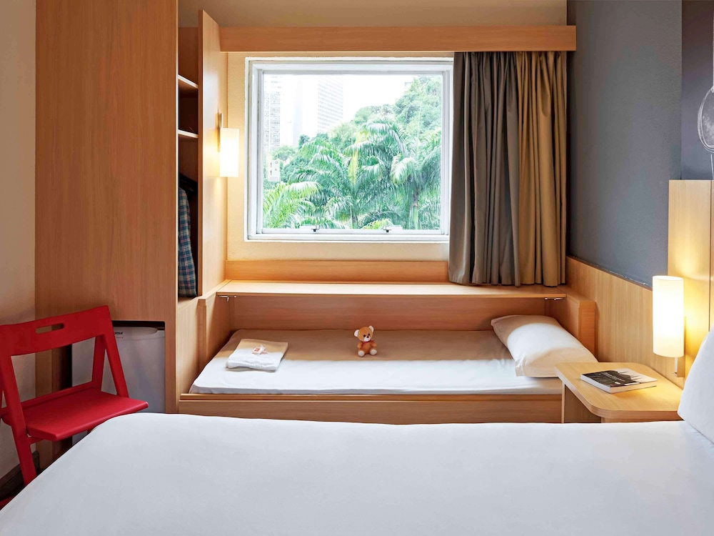 Habitación, varias camas del hotel Ibis Rio De Janeiro Centro. Foto 2