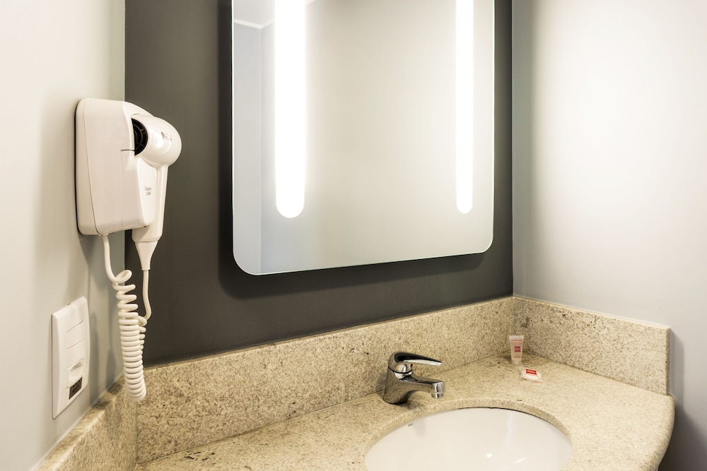 Habitación, varias camas del hotel Ibis Rio De Janeiro Centro. Foto 7