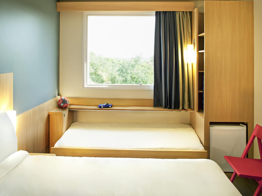 Habitación estándar con cama doble y cama infantil del hotel Ibis Rio De Janeiro Parque Olimpico