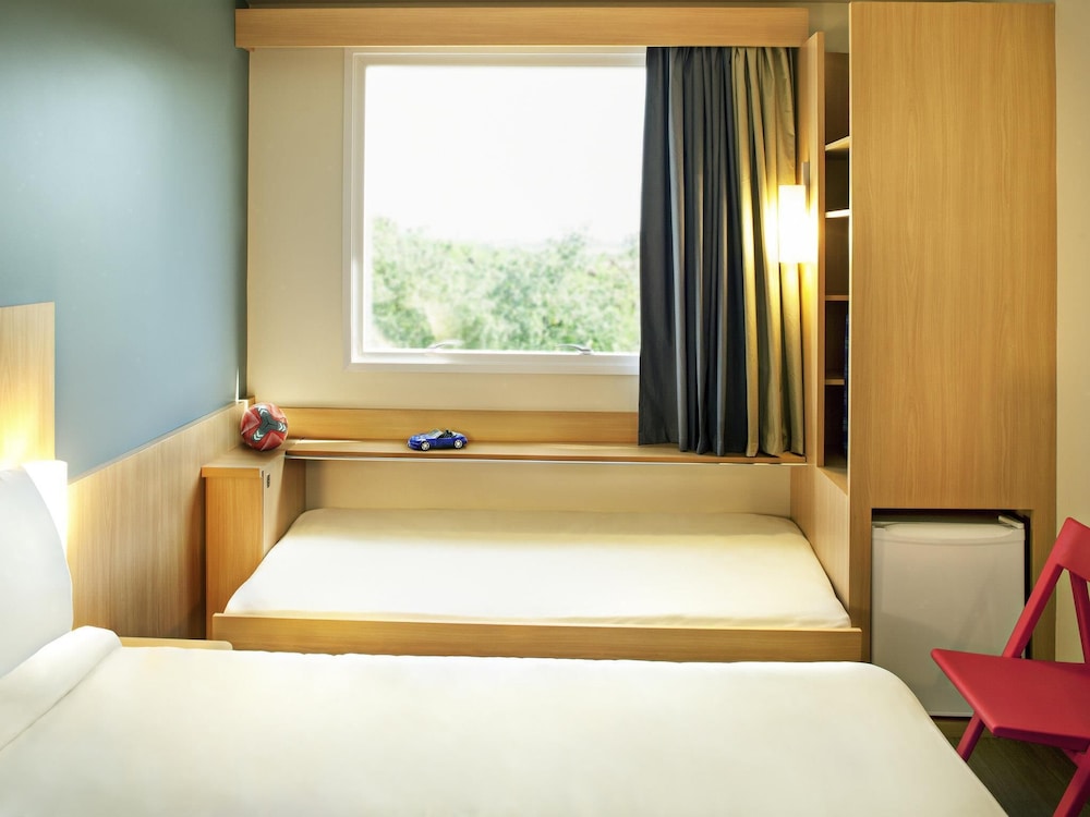 Habitación estándar con cama doble y cama infantil del hotel Ibis Rio De Janeiro Parque Olimpico